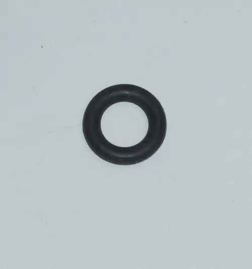 Schwarzer O-Ring auf hellem Hintergrund, wahrscheinlich für DAIKIN-Produkte, dient zur Abdichtung in Anwendungen wie Heiz- oder Kühlsystemen.